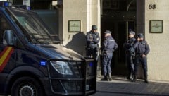 Polizisten berichteten über einen verstörenden Fund. (Symbolbild) (Bild: EPA/ENRIC FONTCUBERTA)