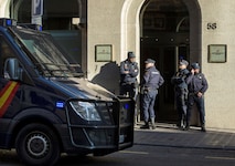 Polizisten berichteten über einen verstörenden Fund. (Symbolbild) (Bild: EPA/ENRIC FONTCUBERTA)