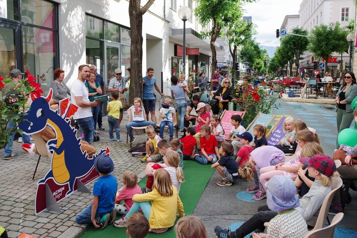 Leseonkel Christian erzählt wieder lustige Geschichten zum Mitmachen.