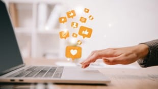 Die Chancen und Risiken unserer digitalen Welt: worauf wir in der Kommunikation achten müssen, ist Thema der neuen Podcast-Folge.  (Bild: Envato Elements)