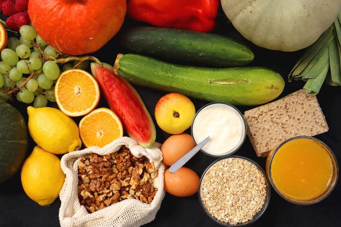 Gemüse, Obst, Nüsse und Joghurt sollten öfter auf Ihrem Speiseplan stehen.