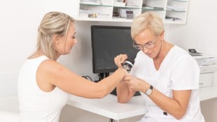 Achtung: Weil es derzeit einen riesigen Mangel an Dermatologen mit Kassenverträgen in Niederösterreich gibt, werden nun für ganzkörperliche Vorsorgeuntersuchungen ohne besonderen Grund 60 Euro verrechnet. (Bild: Barbara Nidetzky, Krone KREATIV)