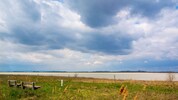 Dunkle Wolken hängen über dem Nationalpark Neusiedler See – Seewinkel, hier über der Langen ...