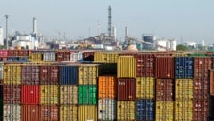 Österreichs Wirtschaft ist im ersten Quartal 2025 wieder leicht gewachsen. Dazu hat unter anderem der Außenhandel beigetragen (Symbolbild). (Bild: EPA/RONALD WITTEK)