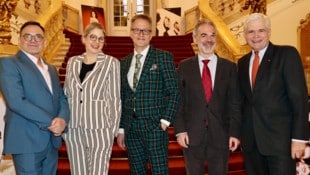 Ballettdirektor Dirk Elwert, Chefdramaturgin Katharina John, Intendant Ulrich Lenz, Chefdirigent Vassilis Christopoulos undGeorg Bucher vom Hauptsponsor  Steiermärkische Sparkasse (v. li.) (Bild: Jauschowetz Christian)