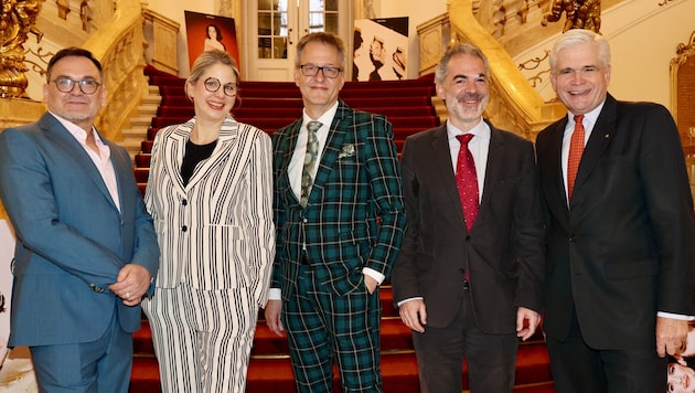 Ballettdirektor Dirk Elwert, Chefdramaturgin Katharina John, Intendant Ulrich Lenz, Chefdirigent Vassilis Christopoulos undGeorg Bucher vom Hauptsponsor  Steiermärkische Sparkasse (v. li.) (Bild: Jauschowetz Christian)