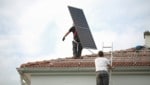 Der Boom bei „grünen“ Technologien lässt auch die Nachfrage nach qualifiziertem Personal steigen, zum Beispiel Elektrotechniker. (Bild: Bartel Gerhard)