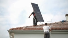 Der Boom bei „grünen“ Technologien lässt auch die Nachfrage nach qualifiziertem Personal steigen, zum Beispiel Elektrotechniker. (Bild: Bartel Gerhard)