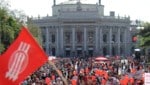 Seit 135 Jahren gehen die Menschen in Wien am 1. Mai auf die Straße, um eine gerechtere Gesellschaft einzufordern. Es kommt zu Sperren und Öffi-Anpassungen (Archivbild). (Bild: AP/Ronald Zak)