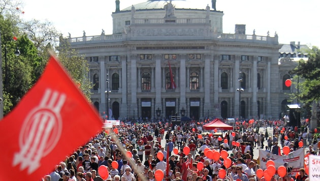 Seit 135 Jahren gehen die Menschen in Wien am 1. Mai auf die Straße, um eine gerechtere Gesellschaft einzufordern. Es kommt zu Sperren und Öffi-Anpassungen (Archivbild). (Bild: AP/Ronald Zak)