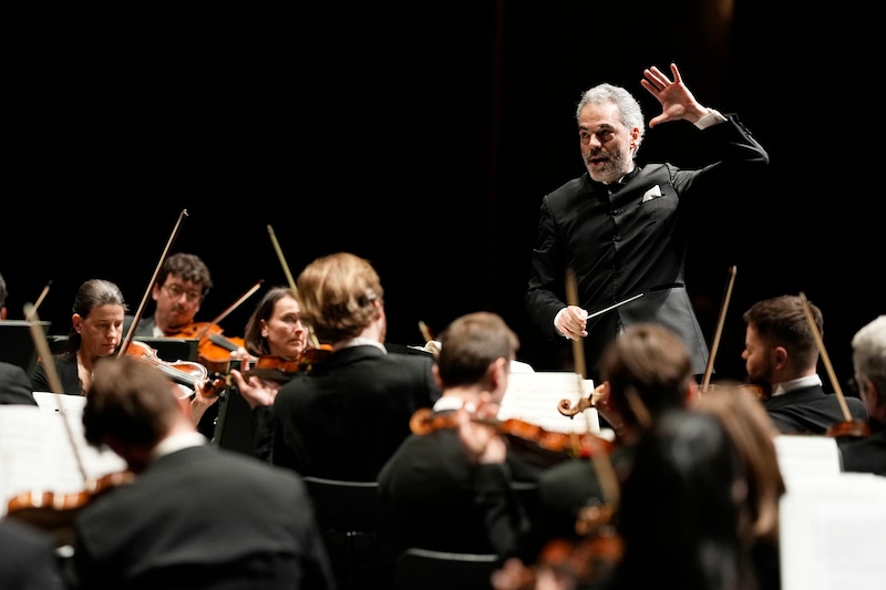 Chefdirigent Vassilis Christopoulos feiert mit den Grazer Philharmonikern heuer deren 75. Geburtstag. (Bild: reinhard winkler)