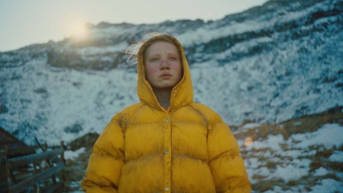 Yuri (Helena Zengel) freundet sich mit einem kleinen Ochi-Jungtier an.