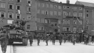 Die Befreier kommen: Szenen auf der Staatsbrücke in Salzburg. (Bild: Stadtarchiv Salzburg, Fotosammlung)