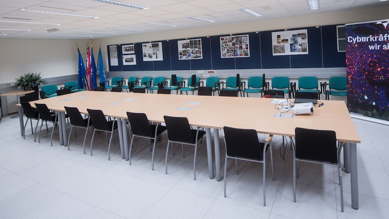 An diesem Tisch in einem Bunker tief unter der Stiftskaserne würde die Bundesregierung im äußersten Notfall zusammenfinden. (Bild: HBF/Harald Minich)
