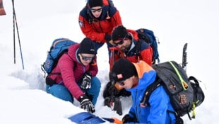 Tirols Sicherheitslandesrätin Astrid Mair (links) begleitete mit Alpinpolizisten das Team des Lawinenwarndiensts Tirol bei einer Schneedeckenanalyse.  (Bild: Land Tirol/Krepper)