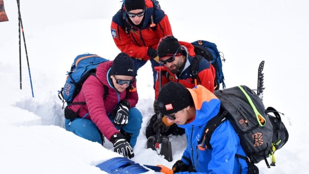 Tirols Sicherheitslandesrätin Astrid Mair (links) begleitete mit Alpinpolizisten das Team des Lawinenwarndiensts Tirol bei einer Schneedeckenanalyse.  (Bild: Land Tirol/Krepper)