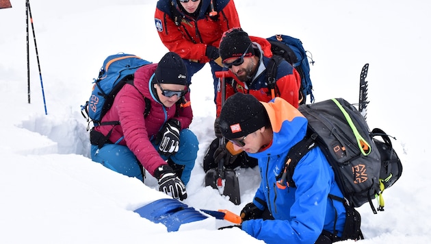Tirols Sicherheitslandesrätin Astrid Mair (links) begleitete mit Alpinpolizisten das Team des Lawinenwarndiensts Tirol bei einer Schneedeckenanalyse.  (Bild: Land Tirol/Krepper)