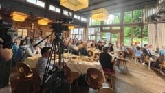 Der Saal im Landgasthof Bogner in Absam war gut gefüllt. Die Diskussion wurde gefilmt. (Bild: Meinert Claus)