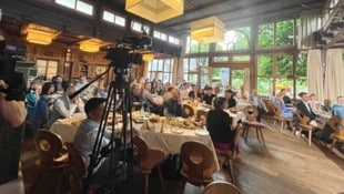 Der Saal im Landgasthof Bogner in Absam war gut gefüllt. Die Diskussion wurde gefilmt. (Bild: Meinert Claus)