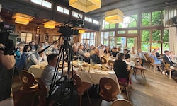 Der Saal im Landgasthof Bogner in Absam war gut gefüllt. Die Diskussion wurde gefilmt.
