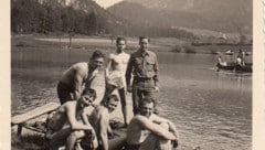 Endlich ist der Krieg vorbei! Die Soldaten genossen die warmen Frühlingstage am Nassereither See. (Bild: Privatarchiv Kuen)