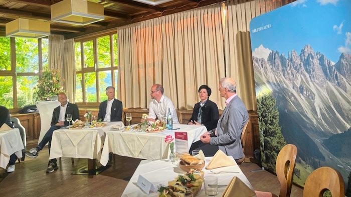 Hubert Siller, Lukas Krösslhuber, LR Mario Gerber, Karin Seiler und Moderator Günther Schimatzek ...