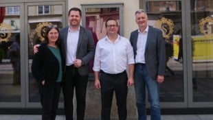 Freuen sich auf den Neubeginn: Bürgermeisterin Elke Kahr, die ehemaligen Sacher-Mitarbeiter Mirsad Krasniqi und Rainer Sommer-Schraußer sowie Manfred Eber (von links). (Bild: Stadt Graz)