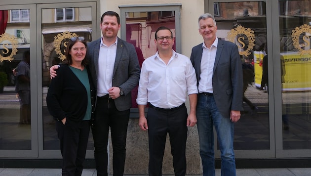 Freuen sich auf den Neubeginn: Bürgermeisterin Elke Kahr, die ehemaligen Sacher-Mitarbeiter ...