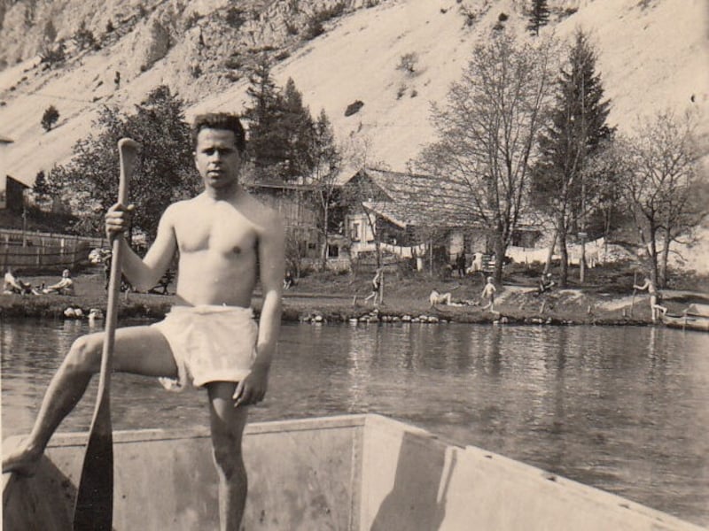 Die Soldaten lechzten nach etwas Erholung. Da kam ihnen der kleine Dorfsee gerade recht. (Bild: Privatarchiv Kuen)