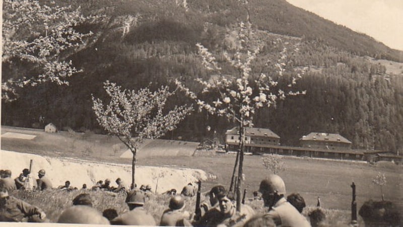 Dieses Foto dürfte wohl unmittelbar nach der Ankunft der amerikanischen Truppen im Gebiet rund um Nassereith entstanden sein. Auf einem Feld wurde eine Rast eingelegt  (Bild: Privatarchiv Kuen)
