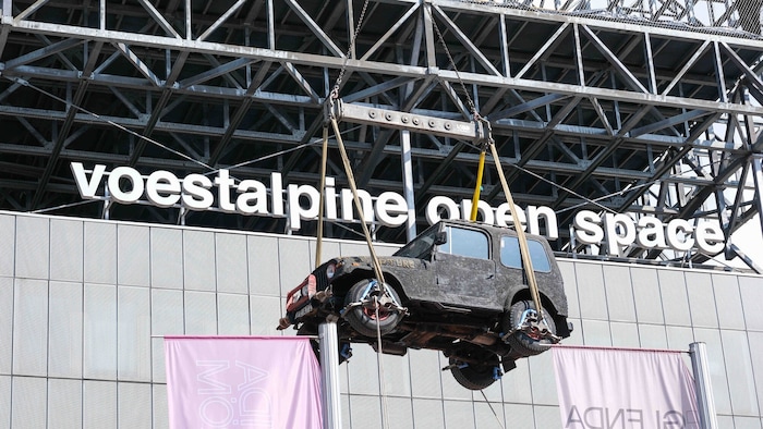 Eines von drei Autos am Weg in 25 Meter Höhe. Es wird am Deck des voestalpine open space ...