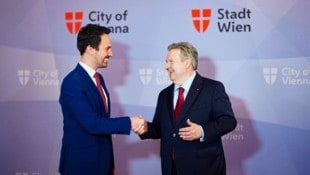Diesmal ohne Maske und ohne Willkommensgeschenk – die SPÖ und die Neos haben die Runde der Sondierungsgespräche eröffnet. Diese Woche sollen noch die Grünen und die ÖVP folgen. Am 1. Mai wird aber erstmals gefeiert. (Bild: Eva Manhart)