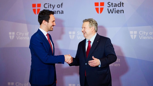 Diesmal ohne Maske und ohne Willkommensgeschenk – die SPÖ und die Neos haben die Runde der Sondierungsgespräche eröffnet. Diese Woche sollen noch die Grünen und die ÖVP folgen. Am 1. Mai wird aber erstmals gefeiert. (Bild: Eva Manhart)
