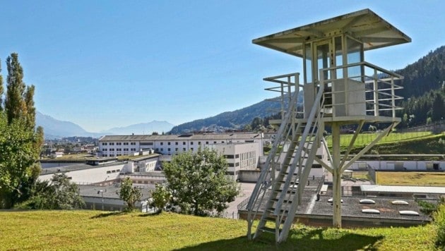 In der Innsbrucker Justizanstalt herrscht Aufregung um ein gar nicht vorbildliches Verhalten. (Bild: Birbaumer Christof)