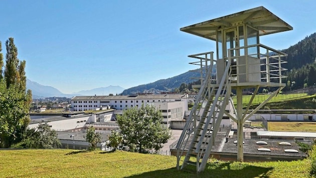 Nach einem Vorfall an der Klinik Innsbruck mit einem minderjährigen Häftling wurden Vorwürfe ...