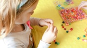 Die pädagogischen Assistenzkräfte in Kindergärten sind mit den früheren Helferinnen und Helfern ...
