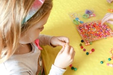Die pädagogischen Assistenzkräfte in Kindergärten sind mit den früheren Helferinnen und Helfern ...