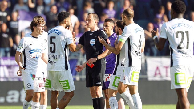 Sturms Dänen-Stürmer William Böving (l.) sah als Profi erst einmal Gelb, nun erstmals Rot.