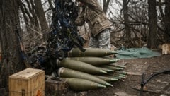 120.000 Granaten nicht einsatzfähig: Jetzt griff der ukrainische Geheimdienst durch (Symbolbild). (Bild: APA/AFP/Aris Messinis)
