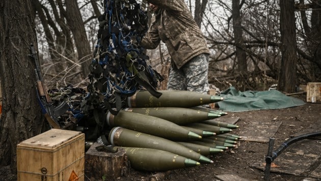 120.000 Granaten nicht einsatzfähig: Jetzt griff der ukrainische Geheimdienst durch (Symbolbild). (Bild: APA/AFP/Aris Messinis)