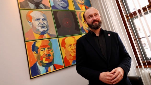 Max Lercher im SPÖ-Klub im Grazer Landhaus. Porträts von Bruno Kreisky im Warhol-Stil dürfen freilich nicht fehlen. (Bild: Jauschowetz Christian)