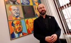 Max Lercher im SPÖ-Klub im Grazer Landhaus. Porträts von Bruno Kreisky im Warhol-Stil dürfen ...