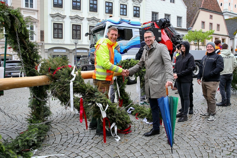 Simon Mayr (li.) bei der Übergabe des Ersatzbaums an Steyrs Stadtchef Markus Vogl. (Bild: Mader Klaus Fotografie)
