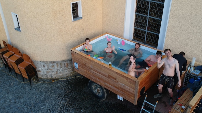 So lässt sich die Nachtwache gut verbringen: Der beheizte Whirlpool-Hänger verwöhnt mit ...