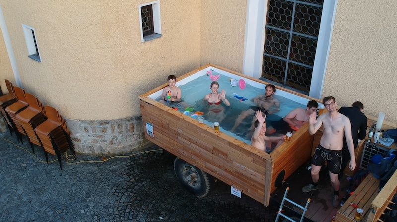 So lässt sich die Nachtwache gut verbringen: Der beheizte Whirlpool-Hänger verwöhnt mit Zapfhahn, Musik und Sprudel. (Bild: Wutzenlutz Drohnenfotos)