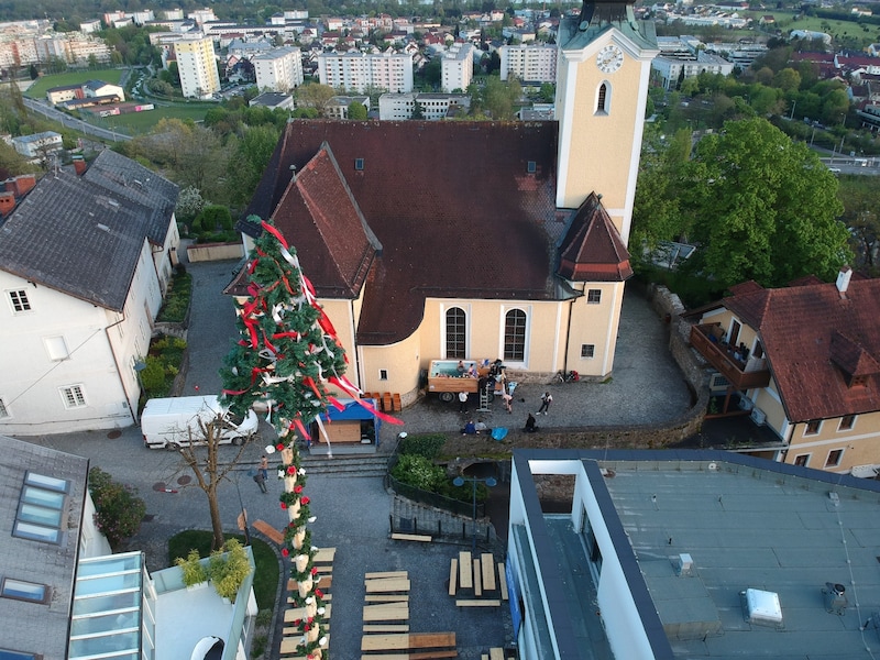 Der Maibaum in St. Magdalena hat nicht nur eine gute Aussicht auf das Linzer Becken, sondern wurde auch gut bewacht. (Bild: Wutzenlutz Drohnenfotos)