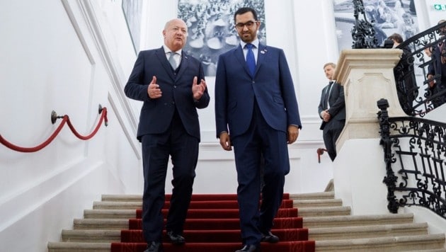 Von links: Bundeskanzler Christian Stocker mit dem VAE-Industrieminister Ahmed al-Jaber (Bild: BKA/Andy Wenzel)