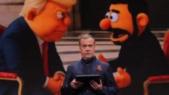 In der menschenverachtenden Präsentation des Kreml-Politikers kam auch eine Illustration vor, in der der ukrainische Präsident Wolodymyr Selenskyj und der US-Staatschef Donald Trump als „Muppets“ abgebildet wurden. (Bild: EPA/EKATERINA SHTUKINA/ SPUTNIK / GOVERNMENT PRESS SERVICE / POOL)