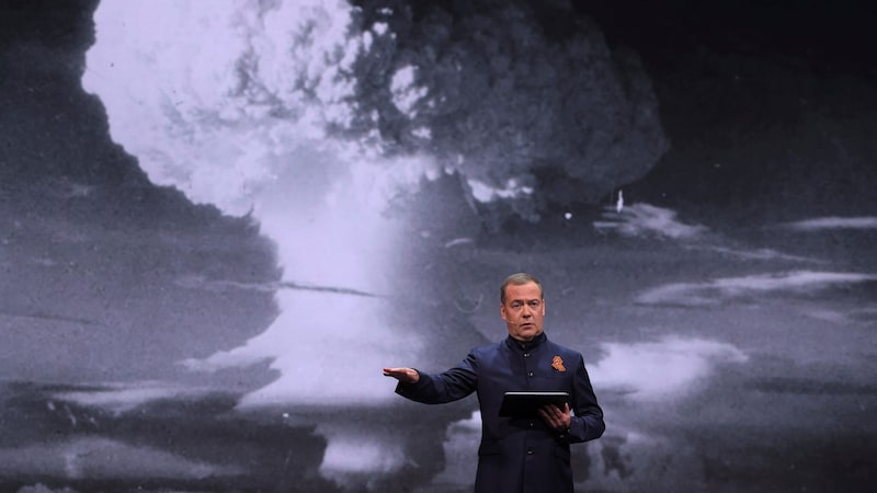 Den Kindern und Jugendlichen wurde auch mit einem Atompilz Angst gemacht. (Bild: AP/Ekaterina Shtukina)