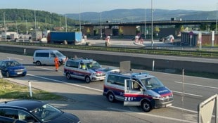 Die A1 war für mehrere Stunden gesperrt. (Bild: DOKU-NÖ)